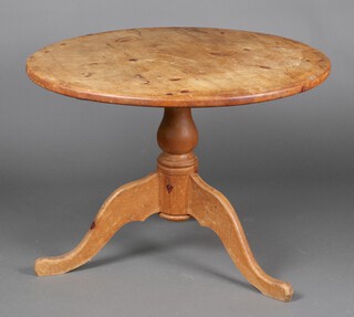 A Victorian style circular elm pedestal dining table, raised on a bulbous turned column and tripod base 76cm h x 106cm diam. 