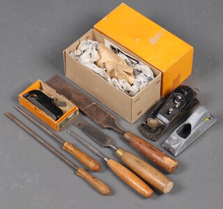 A Stanley no.77 router boxed, a Stanley 75 steel based plane, a Stanley steel based plane, 1 other and a small collection of chisels 