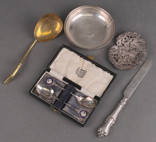 A silver coin sent dish, a spoon bowl, 2 cased tea spoons and other curios
