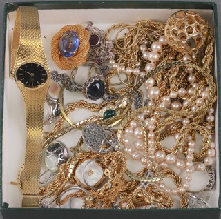 A silver gilt dress ring other items of vintage costume jewellery 