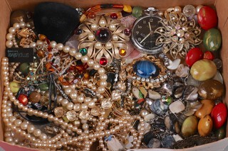 A quantity of vintage costume jewellery including brooches, beads etc