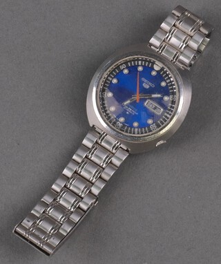 A gentleman's steel cased Seiko 5 day date sports wristwatch on a steel bracelet