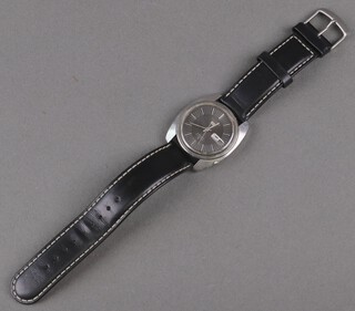 A gentleman's steel cased Seiko 5 day date wristwatch on a leather strap 