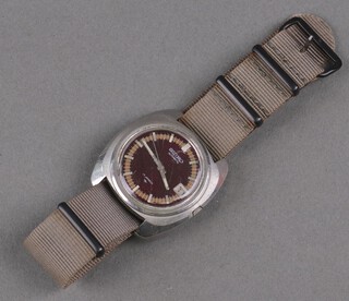 A gentleman's steel cased Seiko calendar wristwatch on a cloth strap 