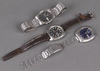 A gentleman's steel cased Seiko 5 day date wristwatch, a ditto with blue dial and a Seiko 5 sports day date wristwatch 