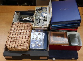A large quantity of world coins