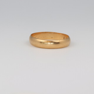 An 18ct yellow gold wedding band size S, 3.7 grams