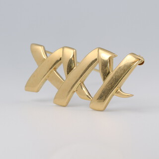 A Tiffany 18ct yellow gold 3 kiss brooch, designed by Paloma Picasso, 48mm, 11.2 grams 