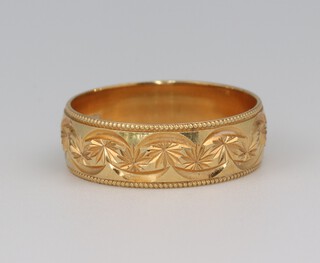 An 18ct yellow gold bright cut wedding band, size Q, 4.6 grams, 