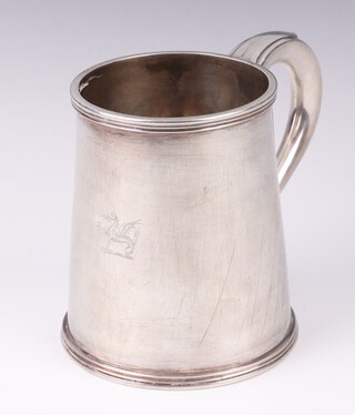 A Georgian style silver mug with S scroll handle, Birmingham 1947, 426 grams, 12cm 
