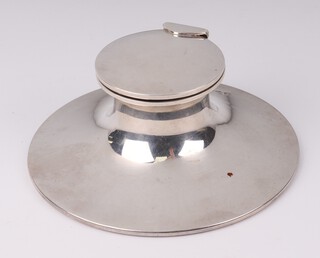 An Edwardian silver circular capstan inkwell Birmingham 1905, 12cm 