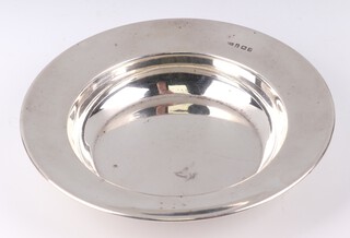 A circular silver dish Birmingham 1919, 158 grams, 17cm 