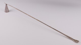 A Sterling silver candle snuffer 42cm, 17 grams