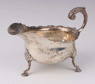 An Edwardian silver sauce boat with S scroll handle, Edinburgh 1902, 170 grams 