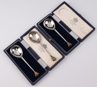 Three silver commemorative spoons with gilt crown finials, London 1988, 130 grams (2 are cased) 4 odd spoons and a blue glass scent