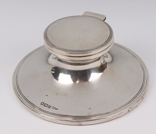 An Edwardian silver circular capstan inkwell Sheffield 1907, 11cm 
