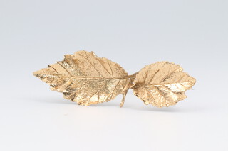 A 9ct yellow gold double leaf brooch 5.4 grams 