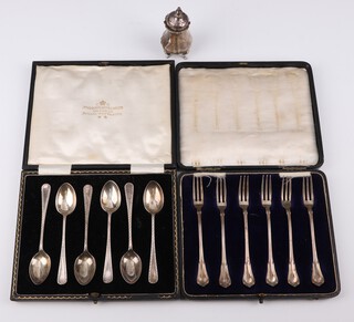 A set of 6 silver coffee spoons Sheffield 1932, a set of 6 sterling silver forks and a pepper, 192 grams 