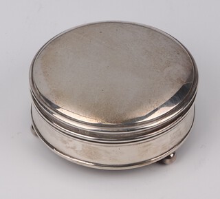 A circular silver trinket box on ball feet, Birmingham 1920, 7.5cm