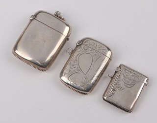 An Edwardian silver vesta Birmingham 1902 and 2 others, 52 grams 