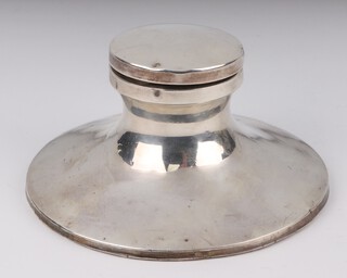 A circular silver capstan inkwell Birmingham 1930, 14cm 