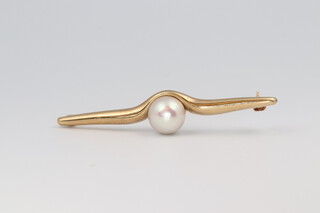 A 9ct yellow gold cultured pearl bar brooch, 8.3 grams gross 