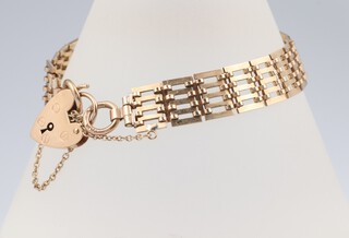 A 9ct yellow gold gate bracelet with heart padlock, 18cm, 13.7 grams 