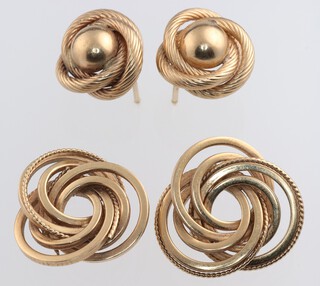 Two pairs of 9ct yellow gold whorl ear studs, 5.2 grams 