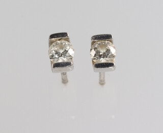 A pair of 9ct white gold diamond ear studs, approx. 0.3ct, 1 gram
