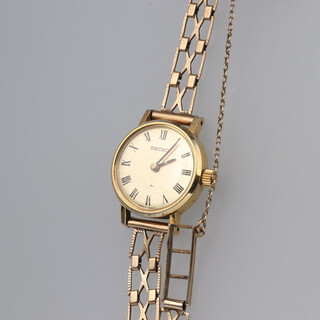 A lady's gilt cased Seiko wristwatch on a 9ct yellow gold strap 
