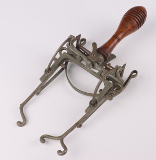 The Power Inventions Company, An Edwardian patented metal knee book rest with turned wooden handle, patent number 25779/04/9625, 25cm x 11cm 