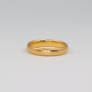 A 22ct yellow gold wedding band size K 1/2, 3.7 grams 