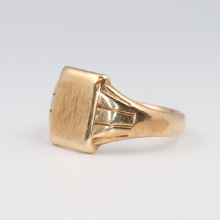 A gentleman's 9ct yellow gold signet ring, size W 1/2, 9.5 grams 