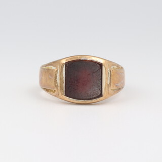 A gentleman's 9ct yellow gold hardstone signet ring, size T, 7.6 grams