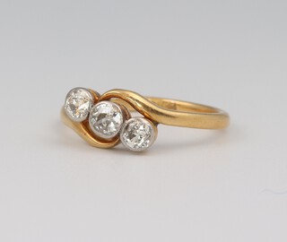 An 18ct yellow gold 3 stone diamond crossover ring approx. 0.40ct, size N, 3.1 grams 