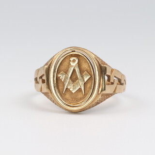 A gentleman's 9ct yellow gold swivel Masonic ring with square and compass, size W 1/2, 5.5 grams