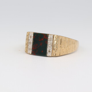 A gentleman's 9ct yellow gold hardstone and diamond ring, size X, 6.2 grams 