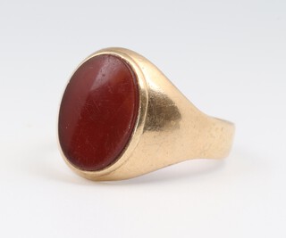 A gentleman's 9ct yellow gold hardstone signet ring, size Y, 6 grams 