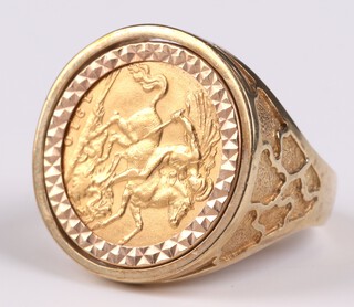 A gentleman's 9ct yellow gold half sovereign ring (1910), the shank 7 grams, size V 