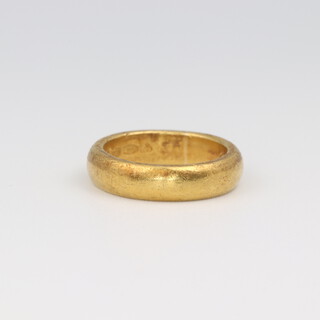 An 18ct yellow gold wedding band size F, 6 grams 