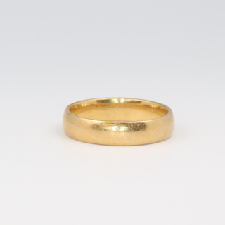 An 18ct yellow gold wedding band size S, 6 grams 