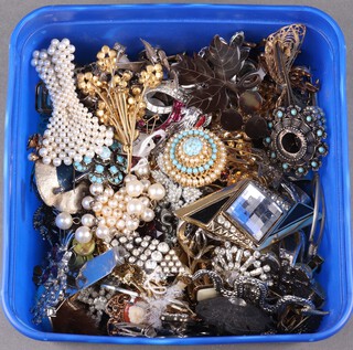 A quantity of vintage brooches and badges