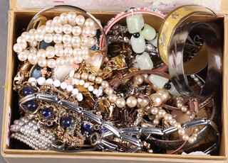 A quantity of vintage costume jewellery including bangles bracelets, etc