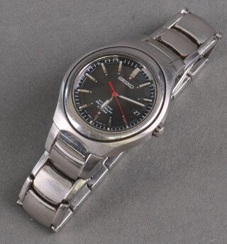A gentleman's steel cased Seiko Kinetic Auto-relay calendar wristwatch and bracelet 