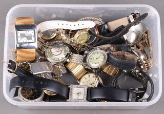 A quantity of gentlemen's and ladies fashion and other wristwatches