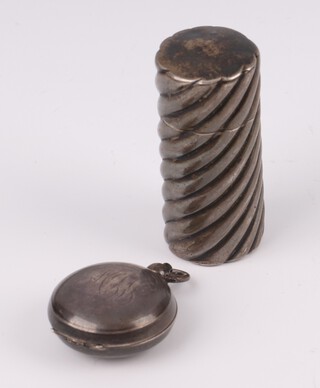 A Victorian silver salts bottle holder with reeded decoration, complete with glass stopper (small chip to top) Birmingham 1887, maker Horton and Allday 5cm, together with an Edwardian silver sovereign case, monogrammed, Birmingham 1907 