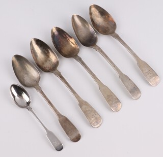 Four Irish Britannia standard silver fiddle and rat tail pattern pudding spoons, Dublin 1821, 1 other Dublin 1837, all by James Scott, together with a Georgian silver teaspoon, gross weight 218 grams 