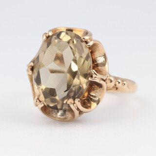 A 9ct yellow gold smoky quartz ring, size H 1/2, 3ct 