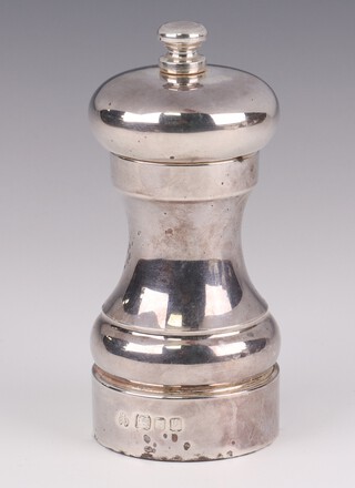 A silver pepper mill London 1995, 10cm, gross weight 144 grams