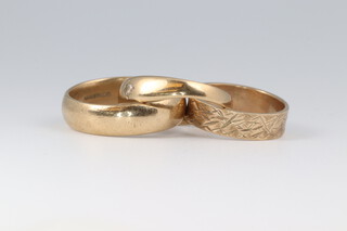 Three 9ct yellow gold wedding bands, soldered together, gross weight 11 grams 